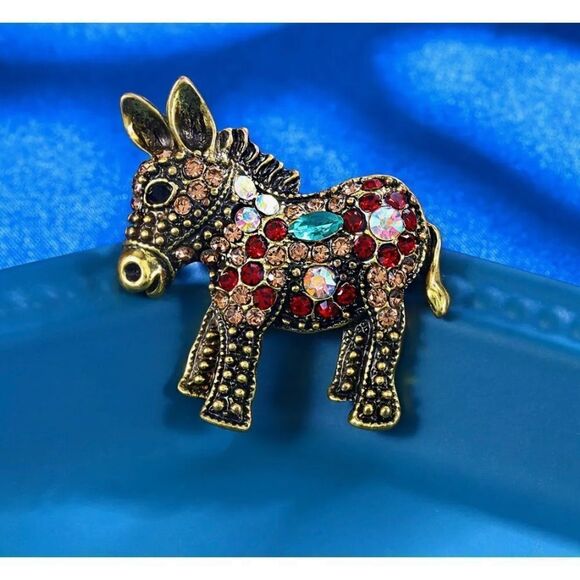 🩵 NEW Sparkling crystal embellished colorful donkey brooch 🩵 - Picture 1 of 6